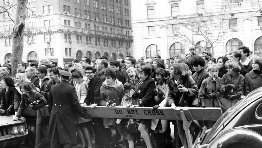 La policía aguanta las barreras frente al New York's Plaza Hotel, donde las fans esperan ver a los Beatles en 1964