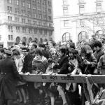 La policía aguanta las barreras frente al New York's Plaza Hotel, donde las fans esperan ver a los Beatles en 1964