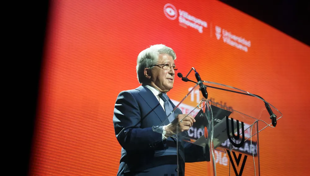 Enrique Cerezo fue uno de encargados de la entrega de premios