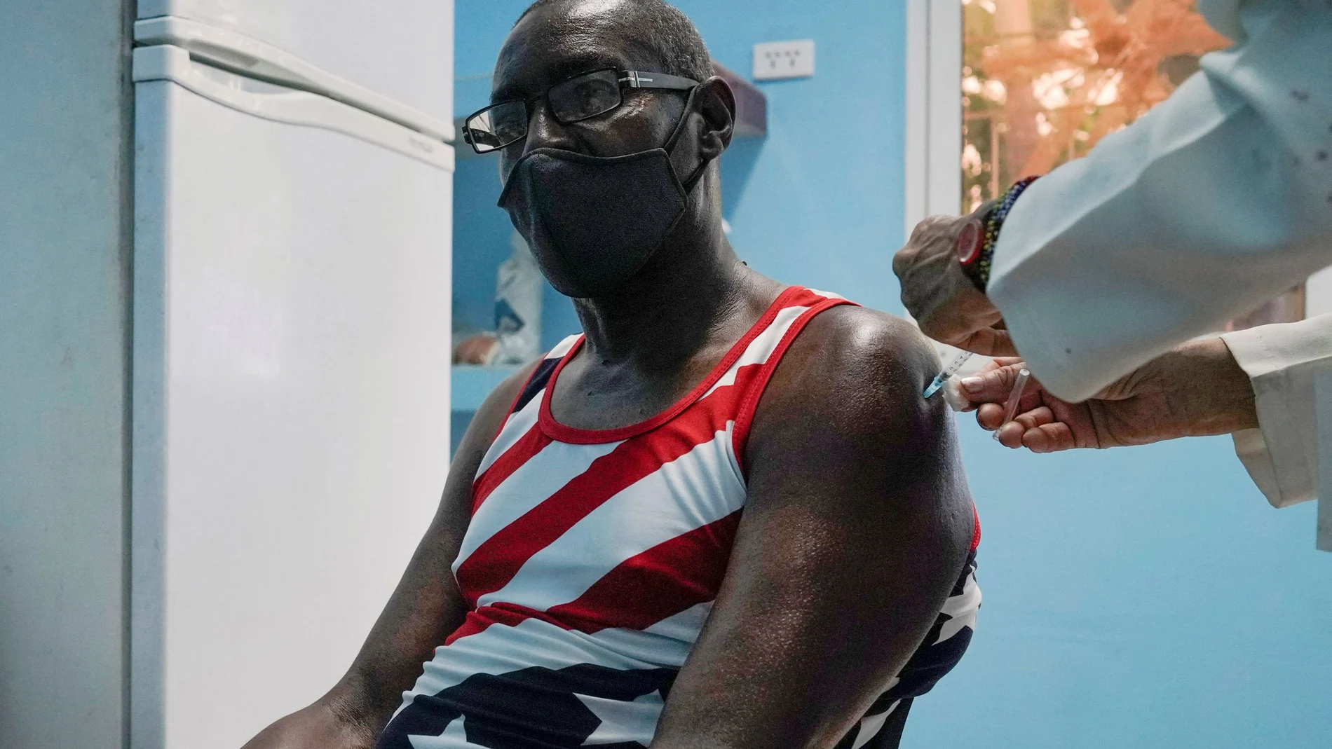 FILE PHOTO: A man is vaccinated at a vaccination center amid concerns about the spread of the coronavirus disease (COVID-19) in Havana, Cuba, June 17, 2021. REUTERS/Alexandre Meneghini/File Photo