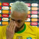 Neymar llora ante las cámaras de televisión al final del Brasil-Perú.