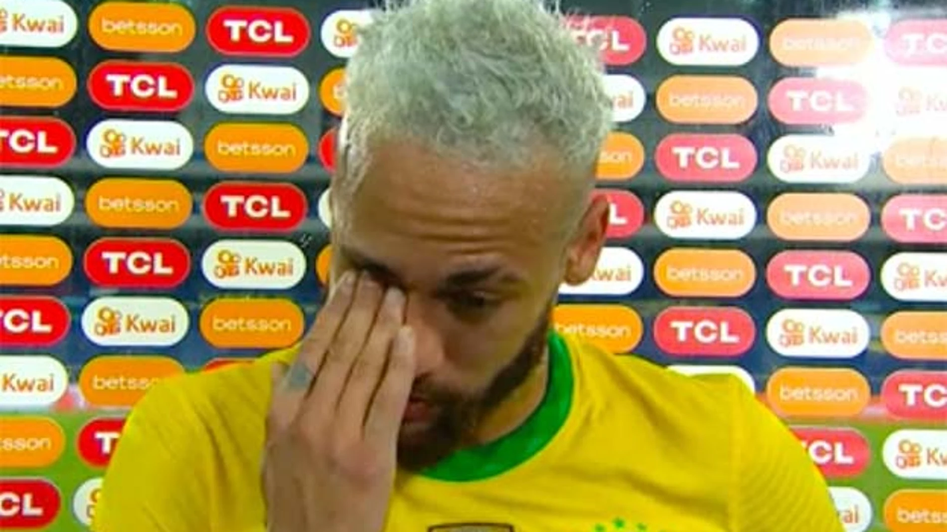 Neymar llora ante las cámaras de televisión al final del Brasil-Perú.