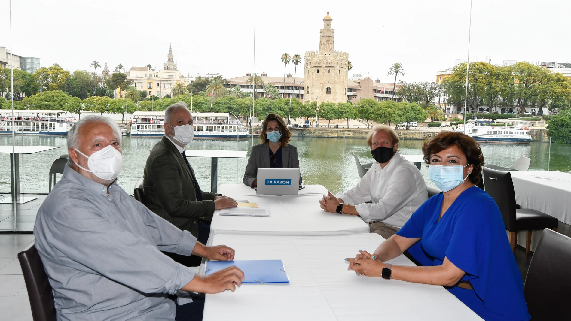 Los ponentes debatieron sobre la situación actual del modelo de dependencia en el restaurante Abades Triana de Sevilla