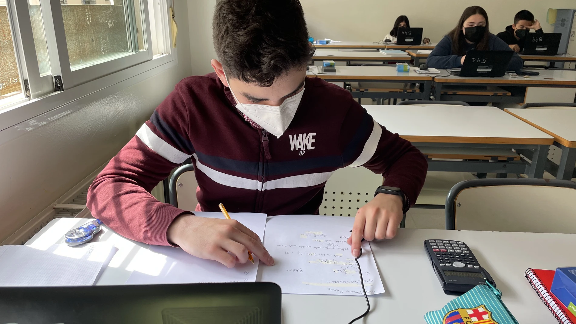 Un alumno durante una clase de matemáticas