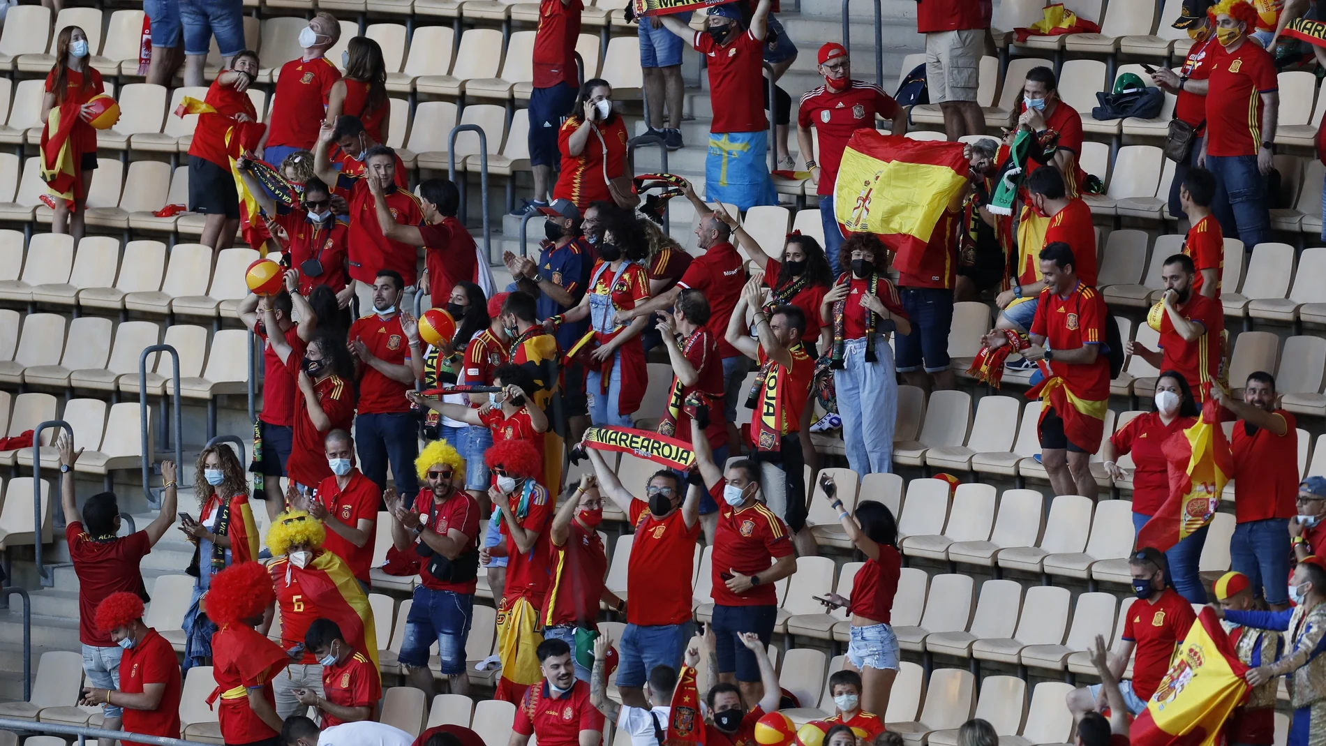 Aficionados española animan a la selección en el estadio de La Cartuja.