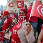 Miles de tunecinos han lanzado su grito desesperado a través de redes sociales como Twitter o Instagram, donde el lema #Savetunisia es tendencia este fin de semana. EFE