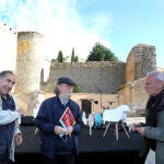 El etnógrafo Joaquín Díaz; el periodista y fundador del grupo de folk Órgano, Alex Grijelmo, y el abogado y músico Antonio Lucio, Tonet, participan en un debate en el marco del Festival Internacional de Literatura en español de Castilla y León