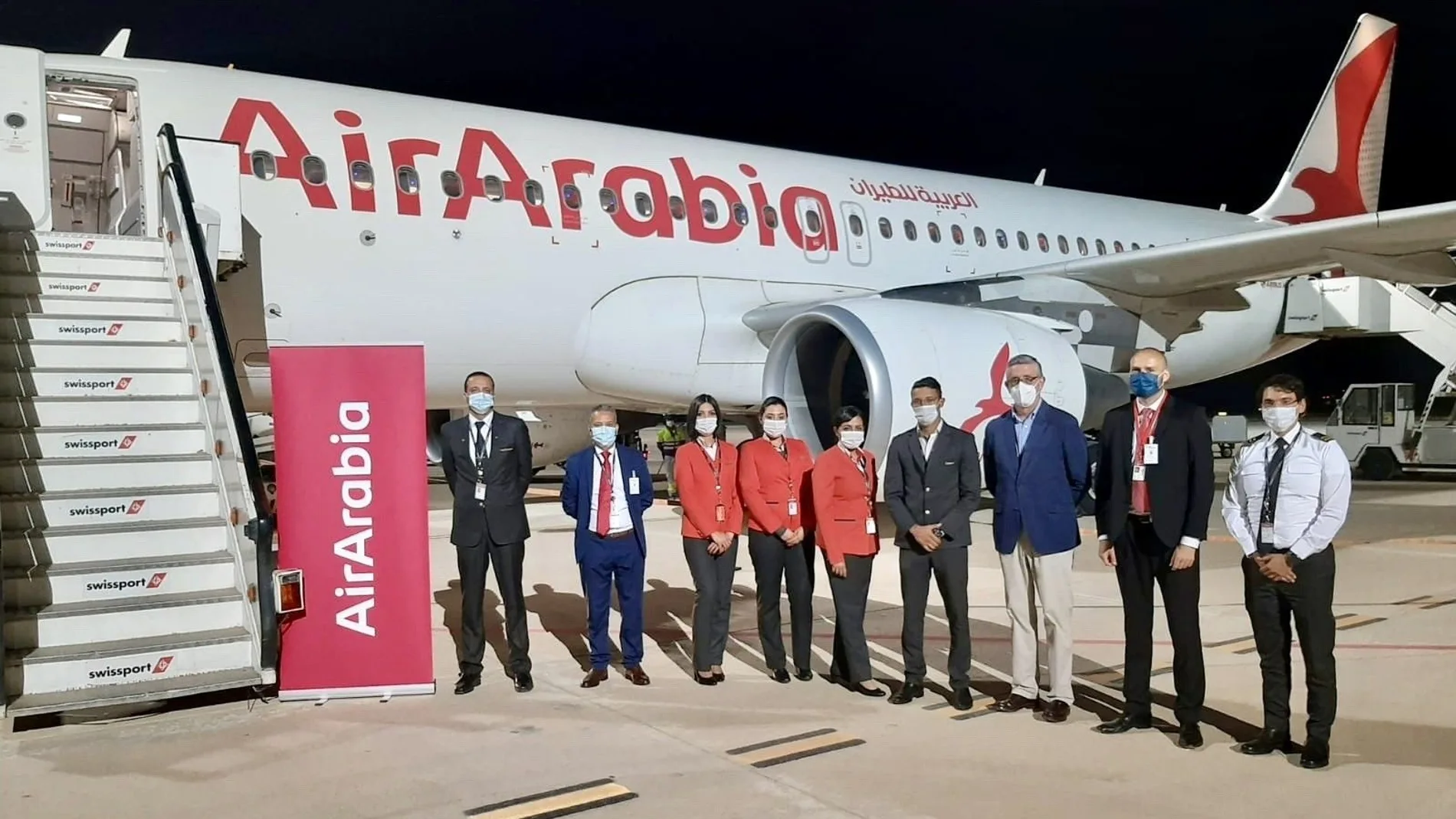 La tripulación del primer vuelo de la ruta a la ciudad marroquí de Oujda con el director general del AIRM y directivos de Air Arabia
