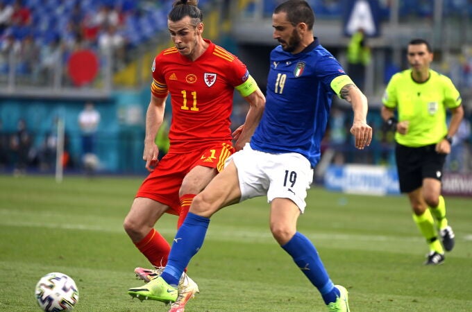 Leonardo Bonucci pelea por un balón con Bale en el Italia - Gales de la Eurocopa