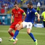Leonardo Bonucci pelea por un balón con Bale en el Italia - Gales de la Eurocopa