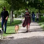 Ciudadanos pasean durante el último fin de semana antes del término del uso de la mascarilla, a 20 de junio de 2021, en Madrid (España)