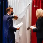Emmanuel y Brigitte Macron acuden a votar en Le Touquet