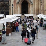 Decenas de personas pasean por el mercado ecológico de Oviedo, tras detectarse los primeros casos de la cepa india en Asturias