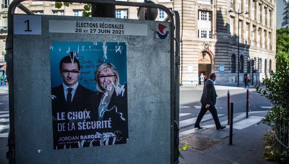 Paris (France), 20/06/2021.- A poster of the 'Rassemblement National' (RN) candidate Jordan Bardella and of the president of the far-right party Marine Le Pen on an electoral panel in front of a polling station during the first round of the 2021 Regional Elections in Paris, France, 20 June 2021. French Regional Elections will take place on 20 and 27 June 2021. (Elecciones, Francia, Jordania) EFE/EPA/CHRISTOPHE PETIT TESSON