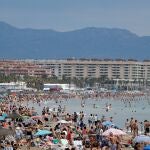 Gran afluencia en las playas de Valencia el pasado domingo pese a estar los cielos nubosos. EFE/Manuel Bruque