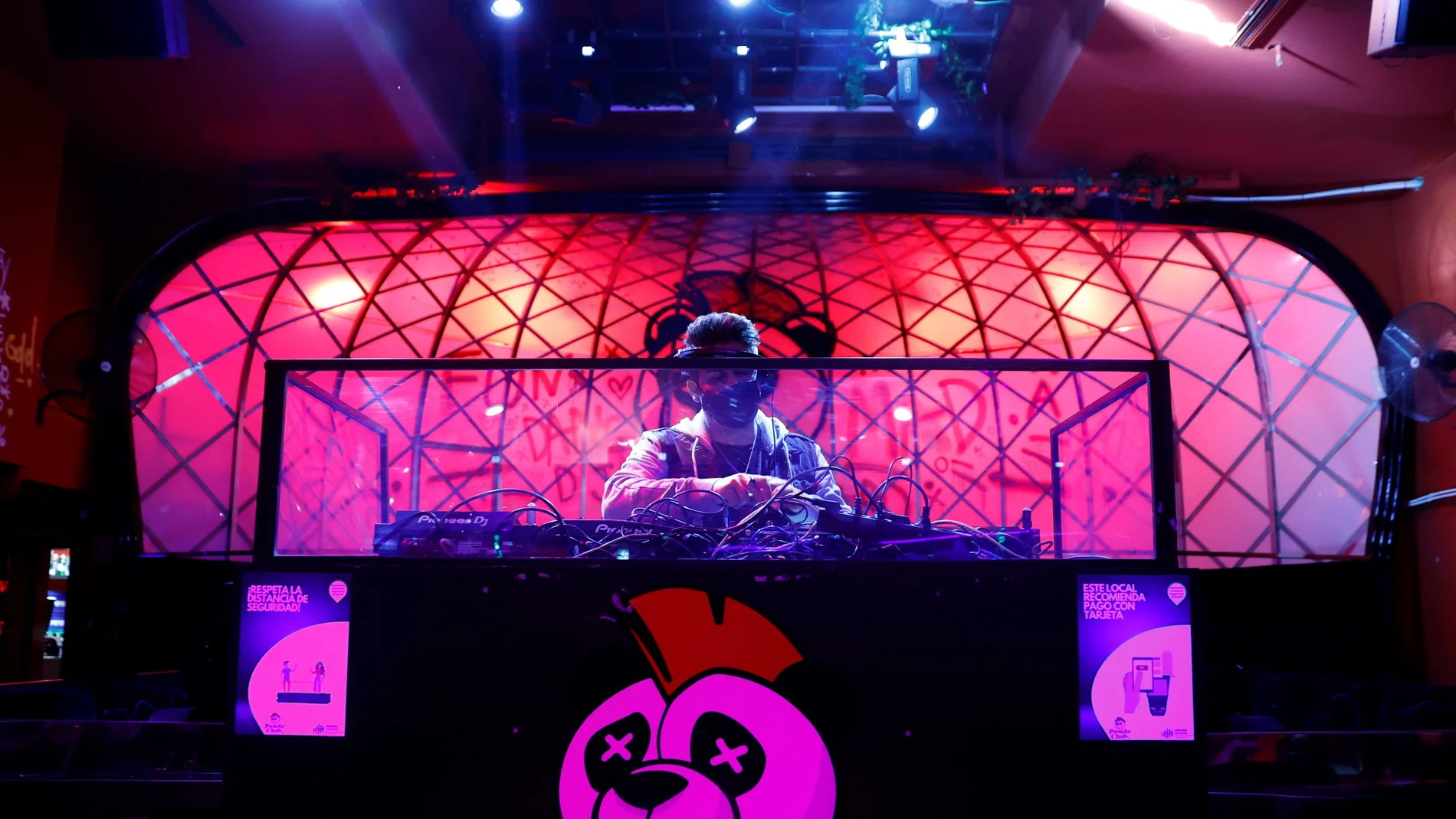 Un DJ pincha música en el interior de una discoteca este lunes en Madrid.