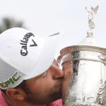 Jon Rahm besa el trofeo de campeón del US Open 2021