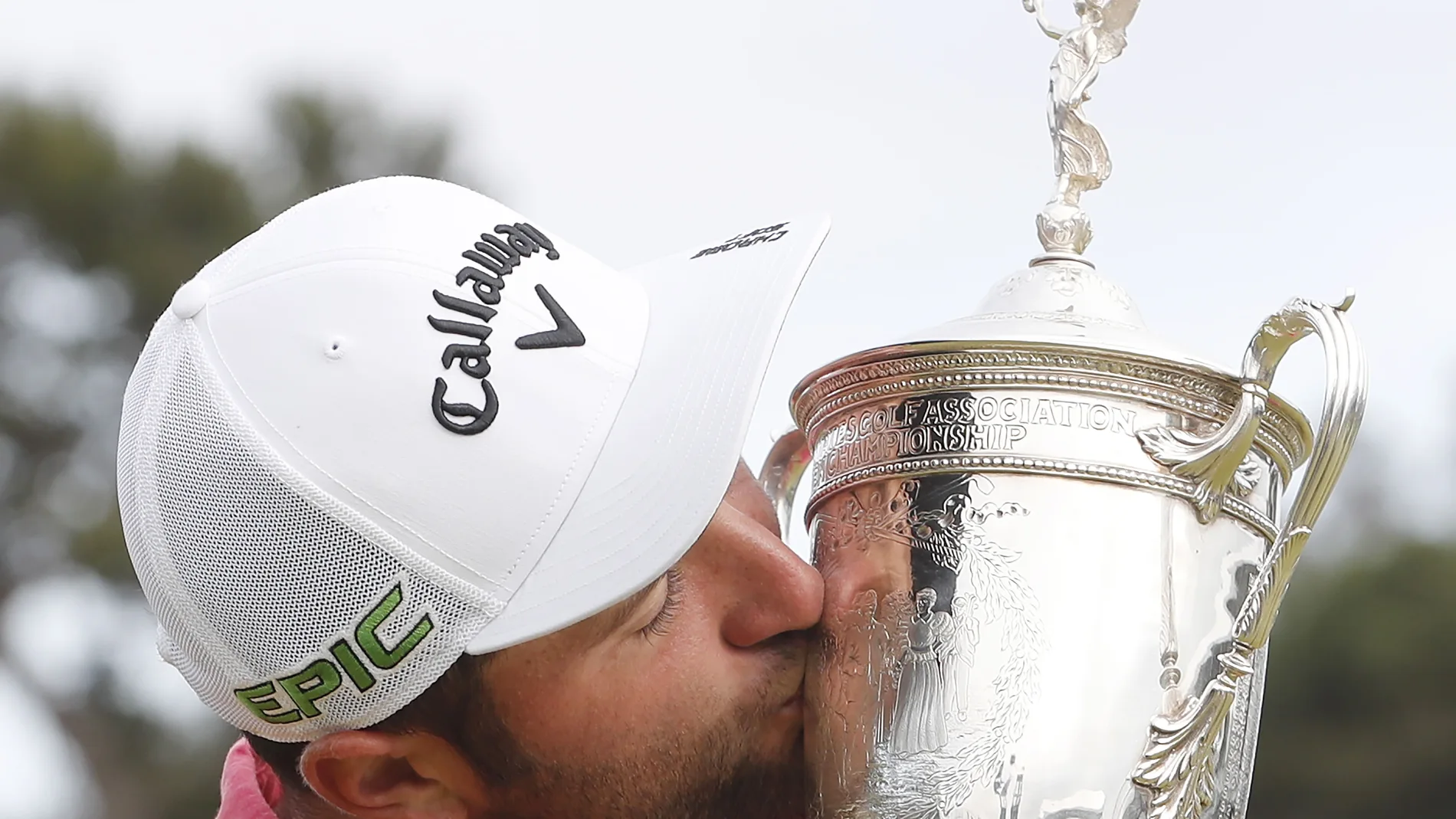 Jon Rahm besa el trofeo de campeón del US Open 2021