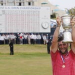 Jon Rahm, con el trofeo de campeón del US Open de Golf