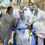 Fernando, paciente del Hospital de La Ribera, acompañado por tres sanitarios, sale a &quot;sentir el sol&quot; después de permanecer casi 150 días ingresado en la UCI por Covid-19GVA21/06/2021