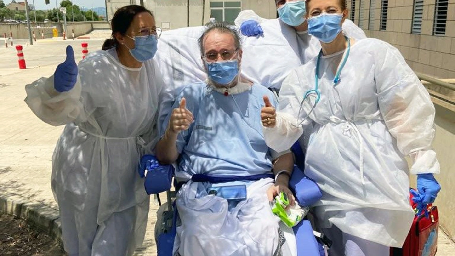 Fernando, paciente del Hospital de La Ribera, acompañado por tres sanitarios, sale a "sentir el sol" después de permanecer casi 150 días ingresado en la UCI por Covid-19GVA21/06/2021