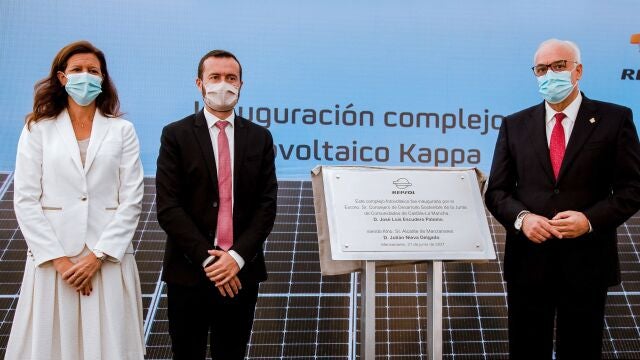 La directora general de Cliente y Generación Baja en Carbono de Repsol y presidenta de Repsol Electricidad y Gas, María Victoria Zingoni; y el consejero de Desarrollo Sostenible de Castilla-La Mancha, José Luis Escudero, durante la inauguración del complejo