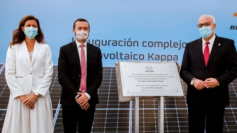 La directora general de Cliente y Generación Baja en Carbono de Repsol y presidenta de Repsol Electricidad y Gas, María Victoria Zingoni; y el consejero de Desarrollo Sostenible de Castilla-La Mancha, José Luis Escudero, durante la inauguración del complejo