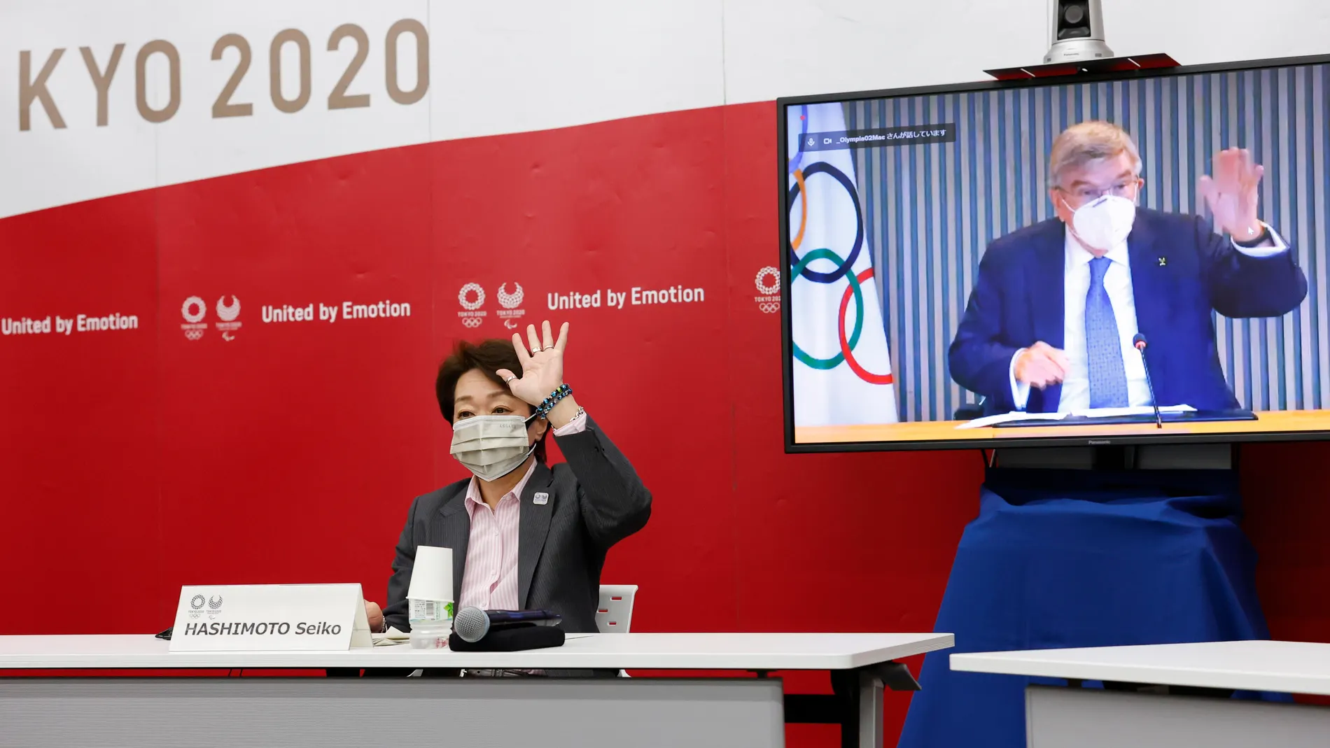 Tokyo (Japan), 21/06/2021.- President of Tokyo 2020 Seiko Hashimoto (L) and IOC President Thomas Bach (on a screen) greet each other during a five-party meeting at Harumi Island Triton Square Tower Y in Tokyo, Japan, 21 June 2021. President Hashimoto and Minister Tamayo spoke via teleconference with Thomas Bach President of the International Olympic Committee (IOC), Andrew Parson President of the International Paralympic Committee (IPC) and Tokyo Governor Yuriko Koike. (Japón, Tokio) EFE/EPA/RODRIGO REYES MARIN / POOL