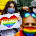 En muchos países, como en Países Bajos, muchas personas se manifestaron a favor de los derechos de la comunidad LGTBI y en contra de la ley húngara, aprobada el pasado 15 de junio por el Parlamento de Hungría. EFE