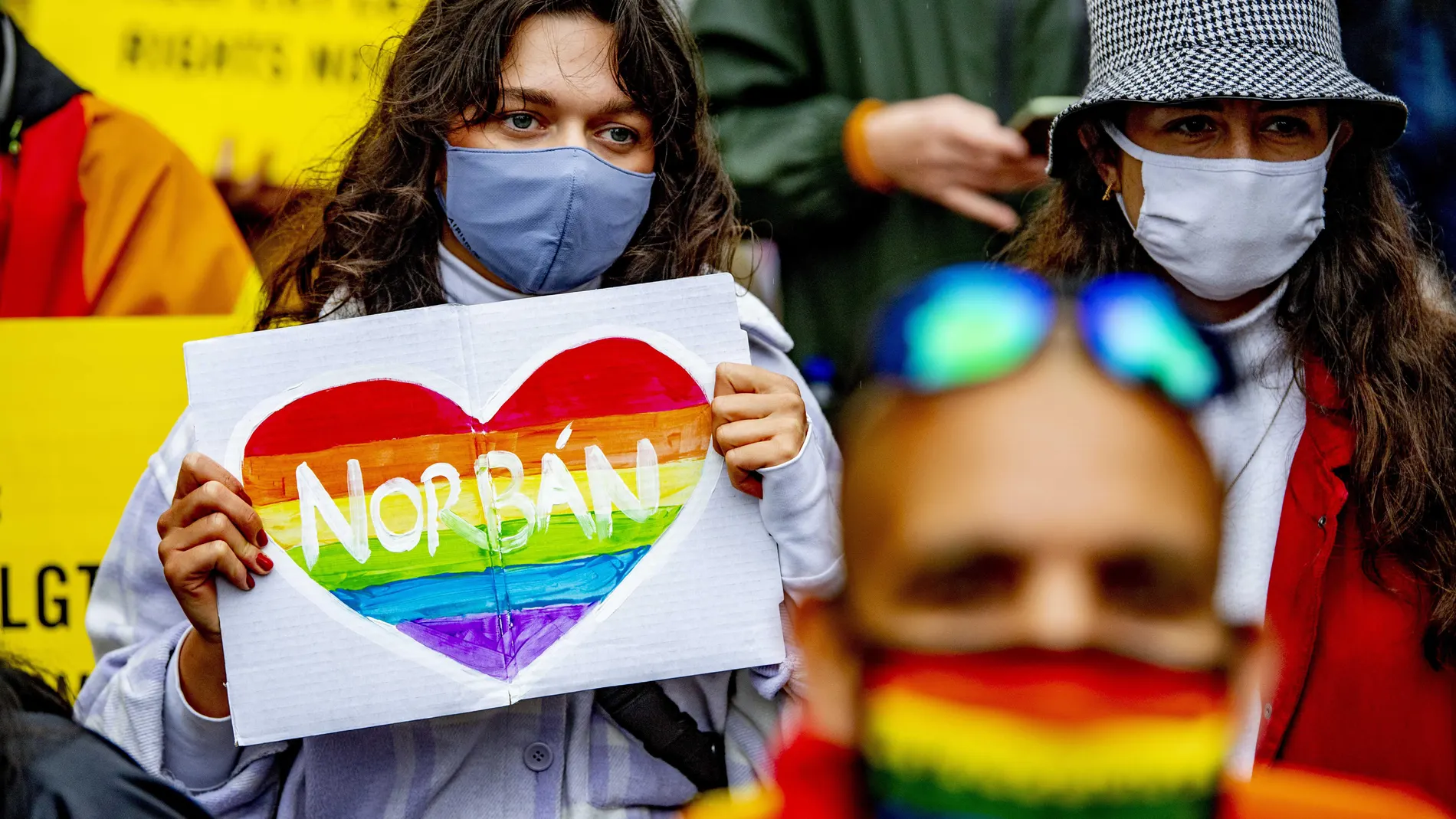 En muchos países, como en Países Bajos, muchas personas se manifestaron a favor de los derechos de la comunidad LGTBI y en contra de la ley húngara, aprobada el pasado 15 de junio por el Parlamento de Hungría. EFE