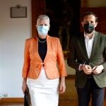 El presidente de la Diputación de Valladolid, Conrado Íscar, firma el protocolo de colaboración que suscribe la institución con la Federación Vallisoletana de Jubilados y Pensionistas de Valladolid representada por su presidenta, Adela Cabezas