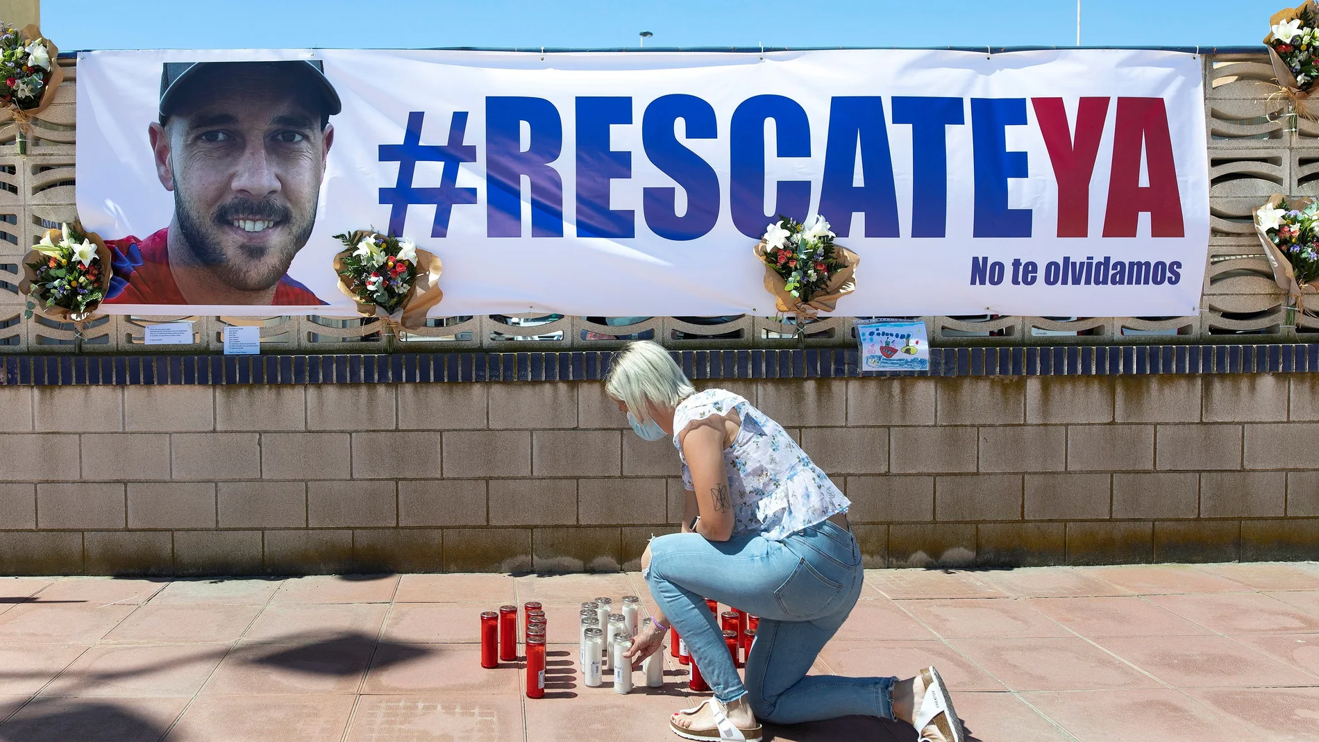 Cristina, esposa de David, el estibador de 36 años desaparecido en el accidente del buque Nazmiye Ana en el Puerto de Castelló el pasado 28 de Mayo, ha iniciado una campaña, junto a la familia y amigos, bajo el lema #rescateya para que "no caiga en el olvido".
