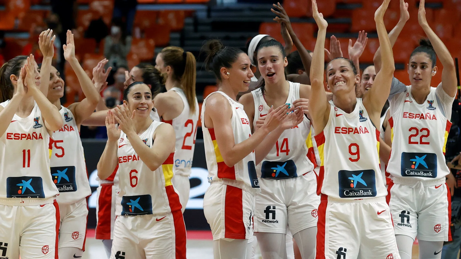 Las jugadoras españolas celebran el triunfo ante Montenegro y la clasificación para cuartos de final del Eurobasket