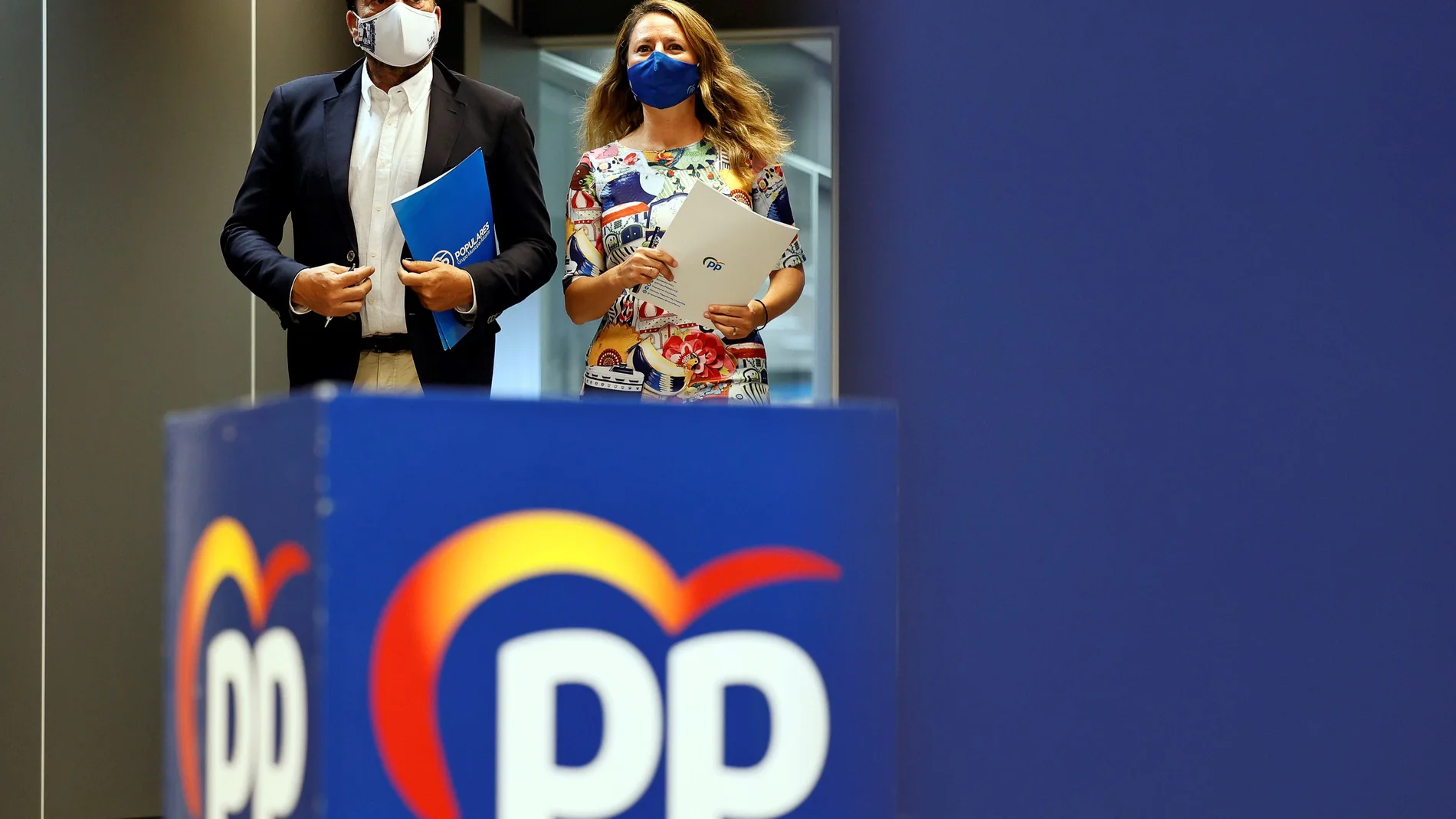 El alcalde de Alicante, Luis Barcala, y la portavoz del PP en el Ayuntamiento de Castelló, Begoña Carrasco, presentan la ponencia "La Comunitat, en el centro", del XV Congreso del PPCV, que se celebrará el 3 de julio