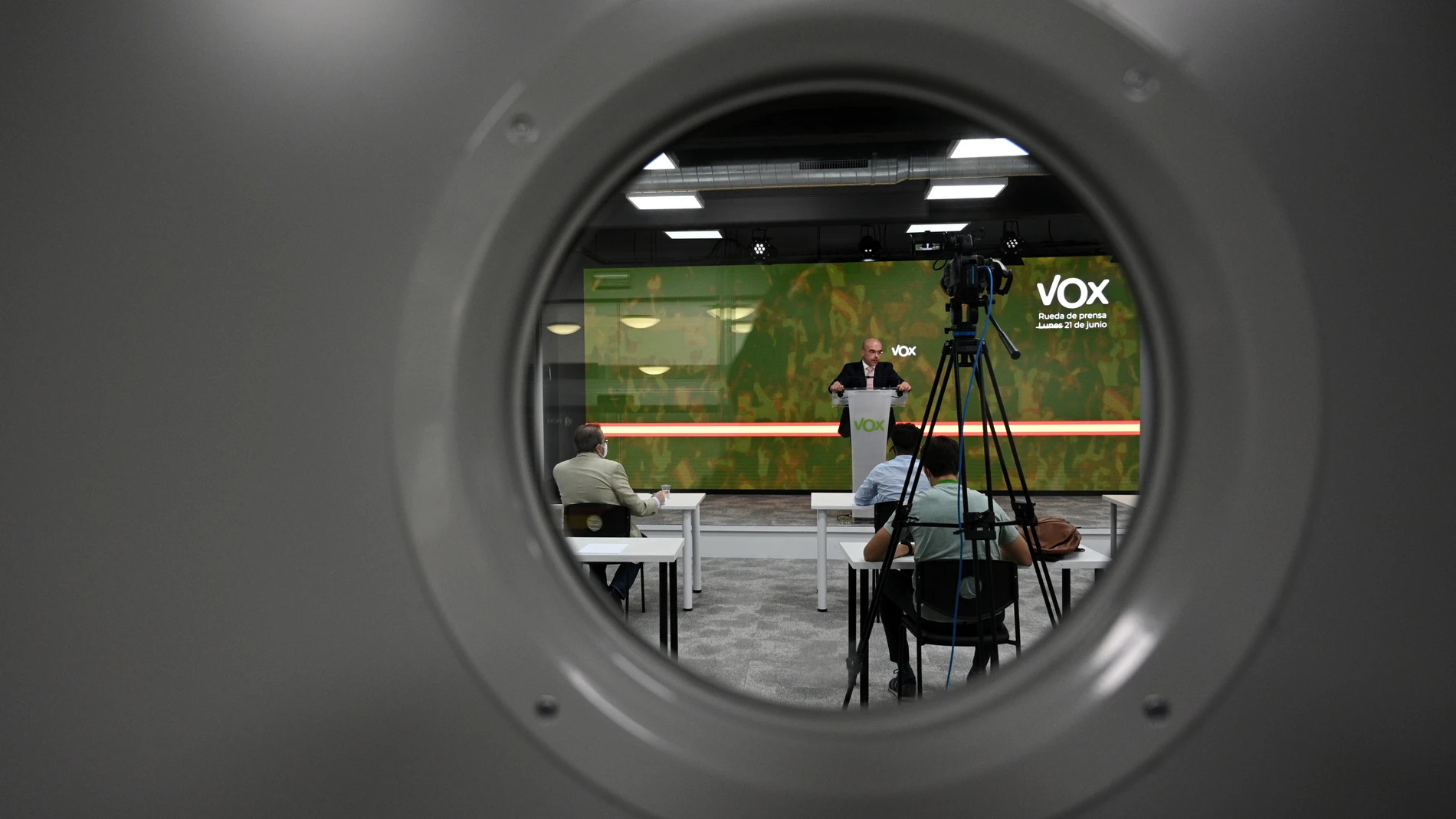 Fotografía hecha desde la puerta donde se ve al vicepresidente Primero de Acción Política y eurodiputado de Vox, Jorge Buxadé