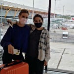 La princesa Latifa con su amiga Taylor en el aeropuerto de Barajas