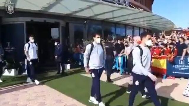Polémica ante la frialdad de la Selección con los aficionados