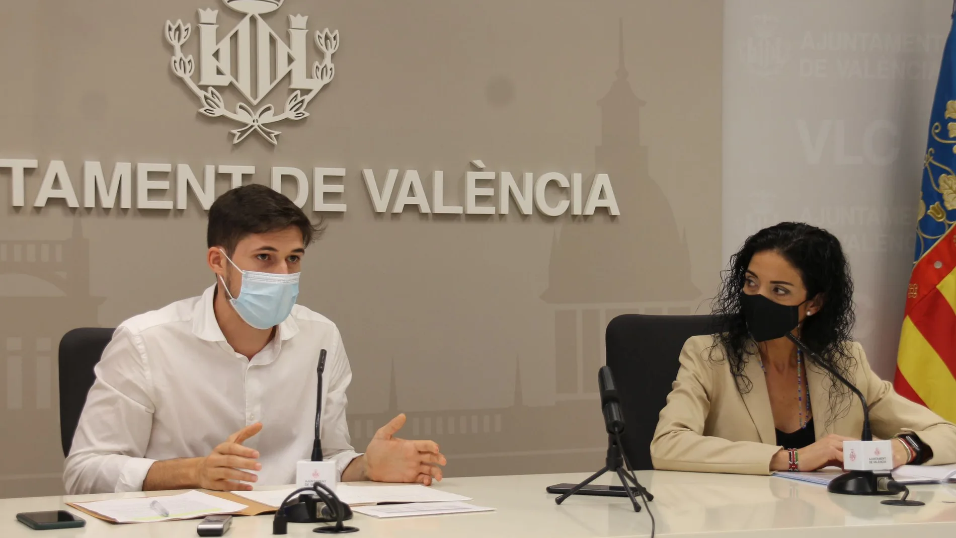 El concejal de Hacienda del Ayuntamiento de Valencia, Borja Sanjuán, con la delegada de la Agencia Tributaria, Sonia Diaz