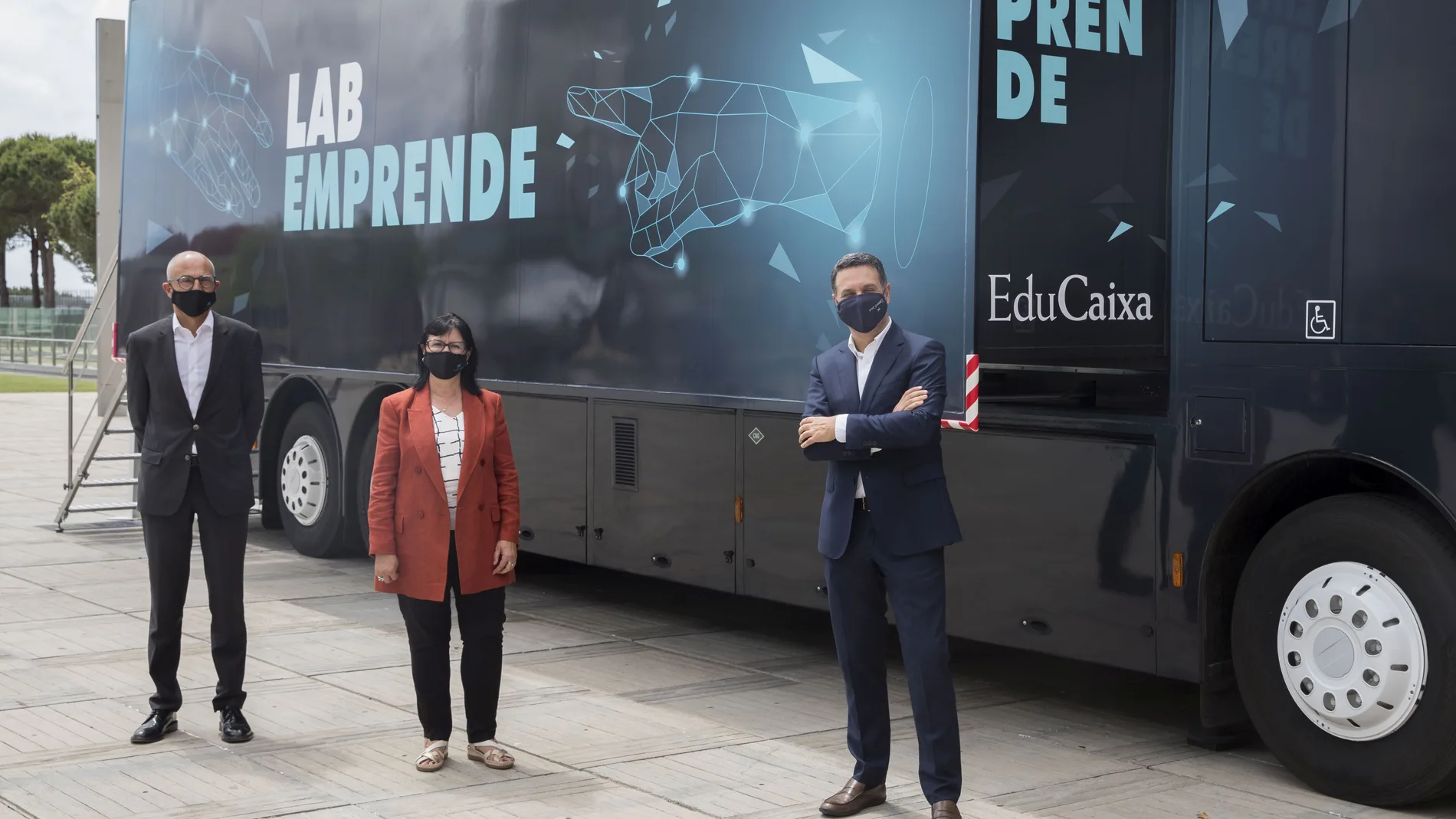 Elisa Durán, directora general adjunta de la Fundación “la Caixa”, visitó el bus interactivo