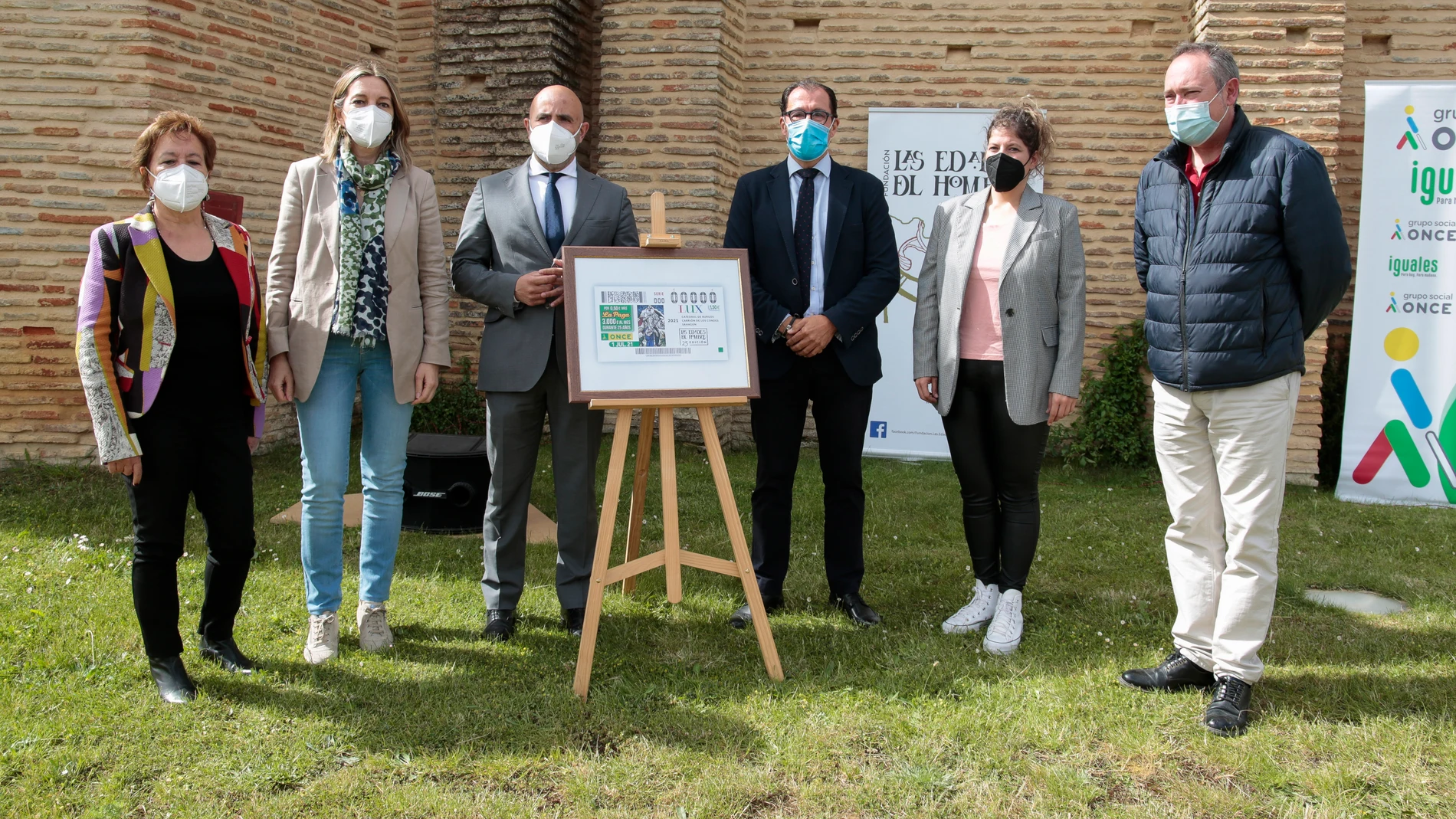La directora general de Turismo de la Junta de Castilla y León, María Estrella Torrecilla; el delegado territorial de la ONCE en Castilla y León, Ismael Pérez, y el secretario técnico de la Fundación ‘Las Edades del Hombre’, Enrique Martín, presentan el cupón dedicado a la exposición ‘Lux’. También participa la alcaldesa de Sahagún, Paula Conde