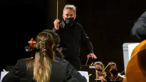 James Conlon al frente de la Joven Orquesta Nacional de España en el Palacio de Carlos V, Granada