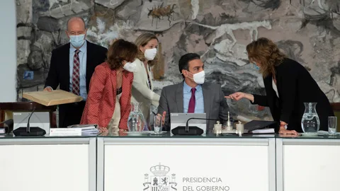 El presidente del Gobierno, Pedro Sánchez (2d), conversa con la vicepresidenta primera, Carmen Calvo (2i), y las ministras de Economía, Nadia Calviño (2i), y de Transición Ecológica, Teresa Ribera, en presencia del responsable de Justicia, Juan Carlos Campo