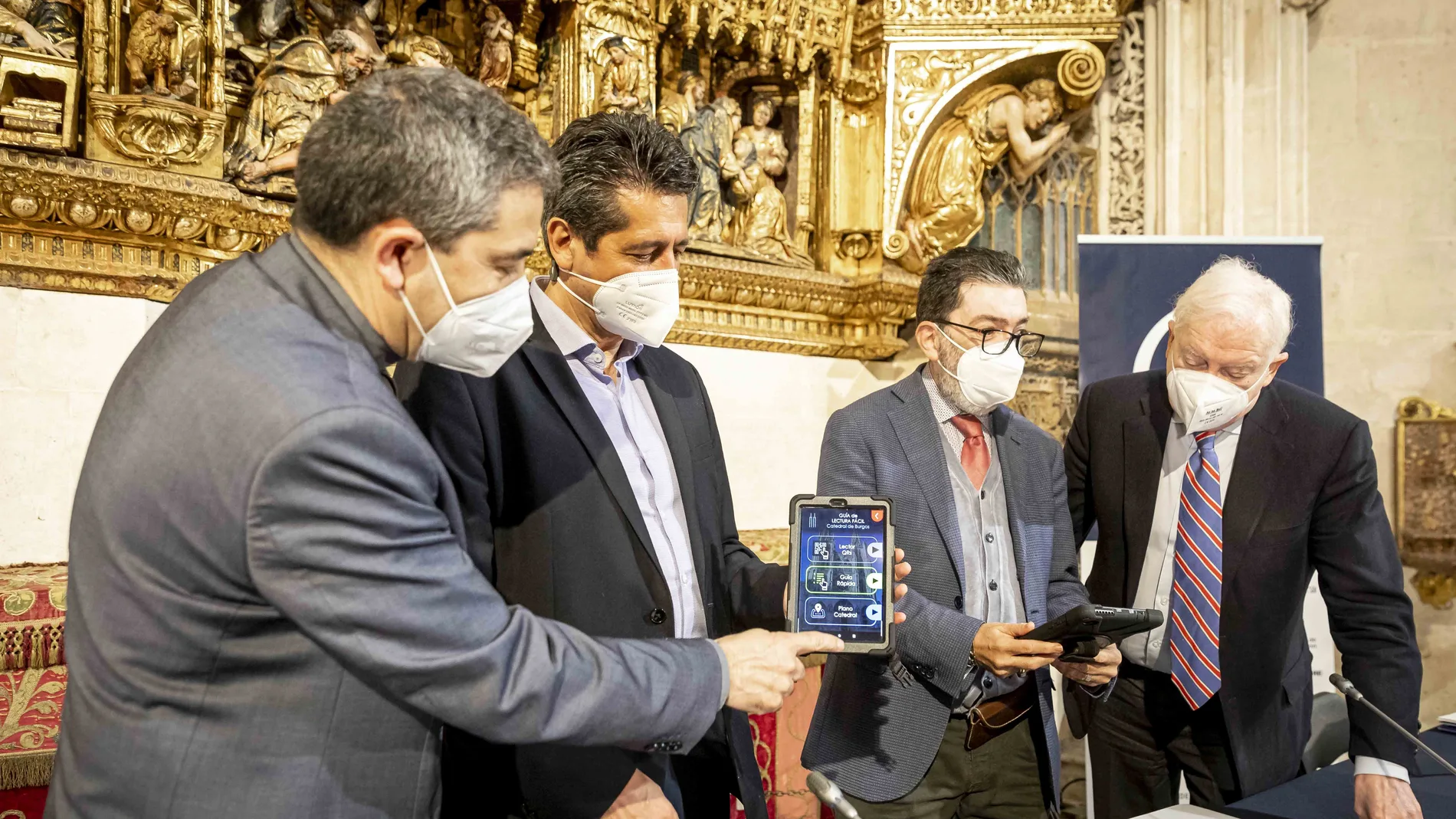 De izqda. a dcha.: Vicente Rebollo (deán de la Catedral), Julio González del Val (creador de las guías), José Matesanz (miembro del Consejo Asesor de la Fundación VIII Centenario de la Catedral. Burgos 2021) y Antonio Miguel Méndez Pozo (vicepresidente de la Fundación VIII Centenario de la Catedral. Burgos 2021)