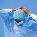 Una sanitaria se viste para ingresar al área de covid-19 del hospital Moscoso Puello, hoy, en Santo Domingo (República Dominicana).