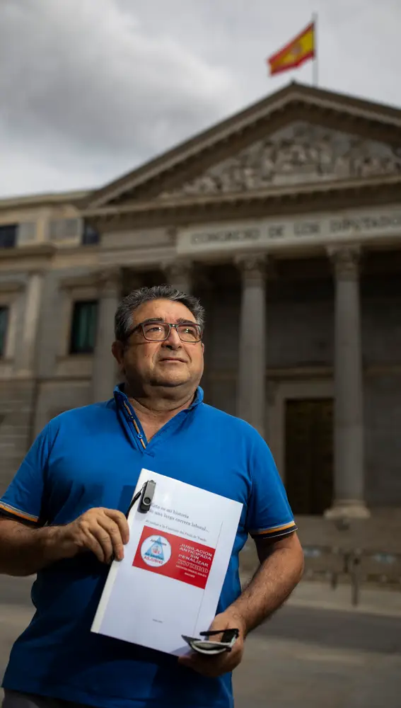 Entrevistas a jubilados frente al Congreso de los Diputados por la penalización que sufren al prejubilarse