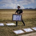 Un activista coloca ayer retratos de los líderes del prcocés frente a la cárcel