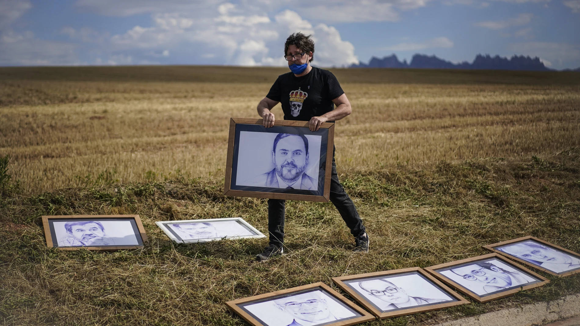 Un activista coloca ayer retratos de los líderes del prcocés frente a la cárcel