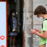 Imagen de gente con la mascarilla por Madrid, bien y mal puesta así como sin ella a pocos días de su obligación de uso en espacios abiertos.
