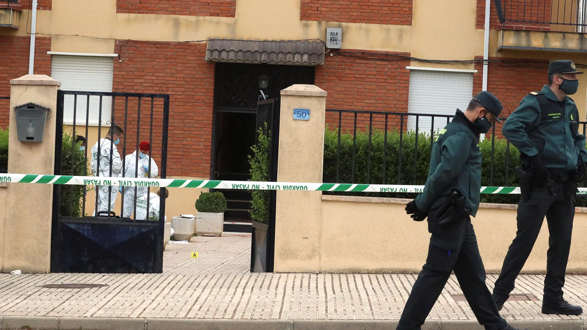 GRAF5290. DOÑINOS (SALAMANCA), 22/06/2021.- La policía científica recaba datos en el lugar donde un hombre, de 69 años de edad, ha aparecido ahorcado en Doñinos este martes tras atacar y herir a una mujer, de 34 años, con un arma blanca, los hechos han ocurrido durante la madrugada de este martes en la localidad salmantina, la mujer se encuentra grave en el Hospital después de ser intervenida. EFE/J.M. García