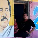 Una imagen se asoma a una ventana de un edificio que contiene un mural del presidente de Nicaragua Daniel Ortega en Catarina